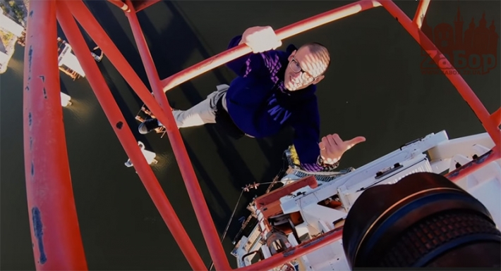 В Запорожье экстремал забрался на вершину крана на строящихся мостах (видео)