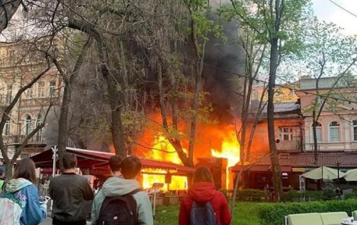 В Одессе загорелось здание ресторана и отеля