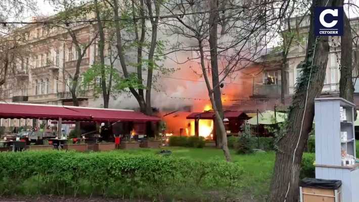 В Одессе в забитом людьми ресторане произошел серьезный пожар: видео