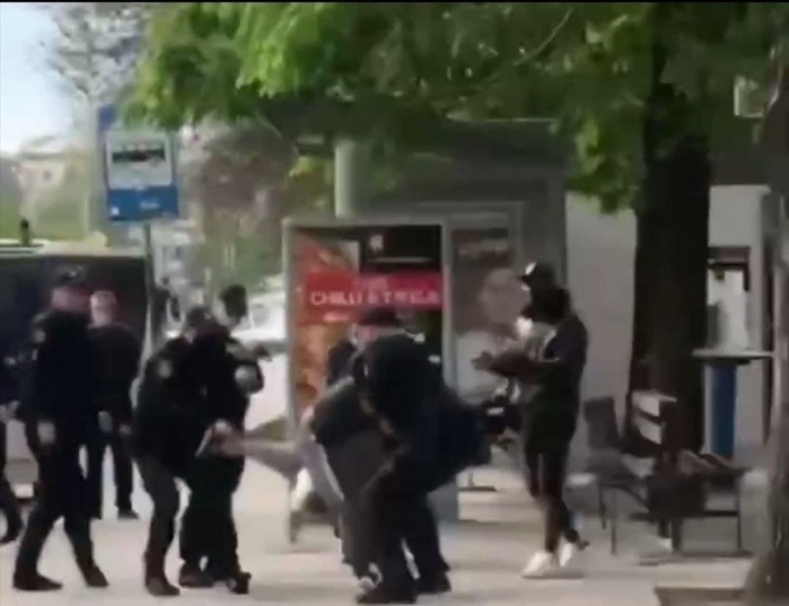 В Запорожье на видео попало бурное задержание мужчины