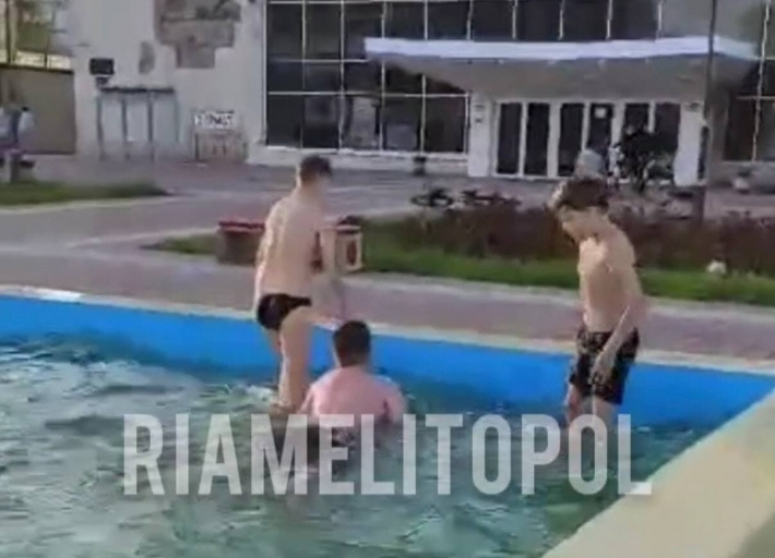 Бесплатный бассейн – детвора в Мелитополе устроила пляж в центре города (видео)