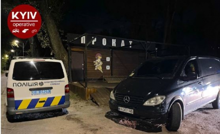 В Киеве водитель "под наркотиками" гонял по Трухановому острову с гранатой: фото