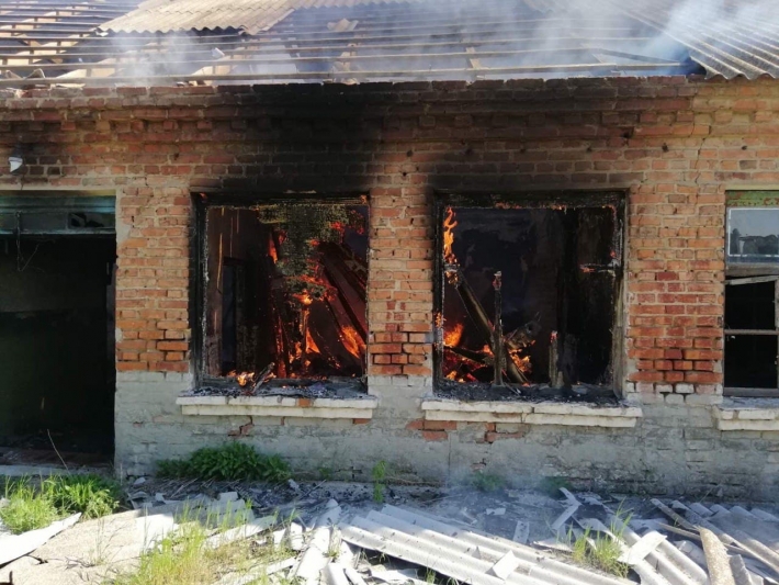 В Запорожской области тушили масштабный пожар в частном доме (фото)
