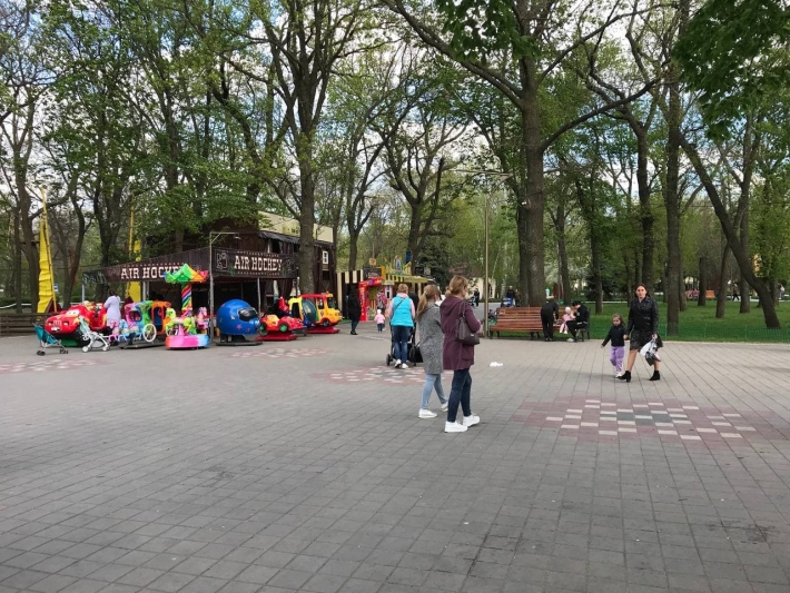 В центральном парке Мелитополя появились новые развлечения – «ночной экстрим» (фото, видео)