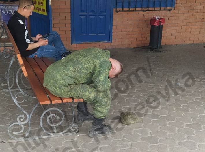 "Богатырь устал": сети повеселило фото боевика в Макеевке