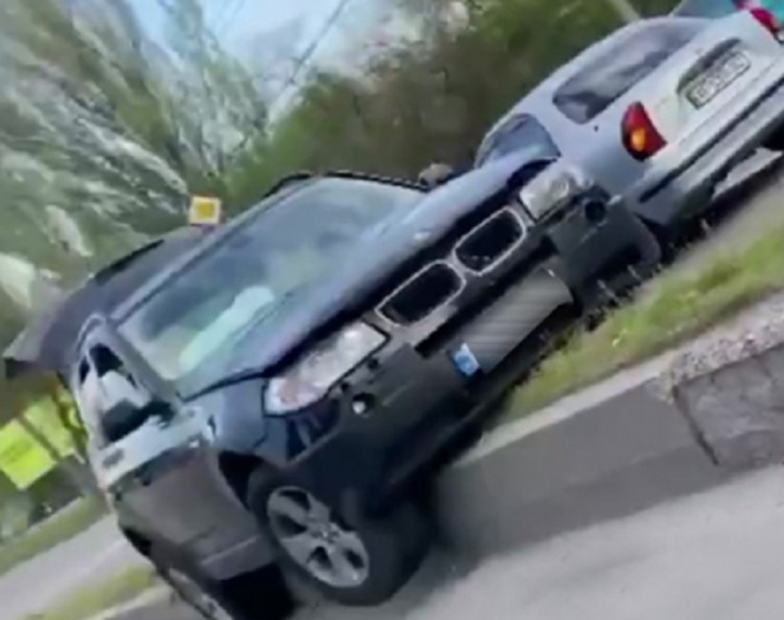 В Запорожье женщина-водитель на элитном кроссовере насадила авто на разделительную полосу (видео 18+)