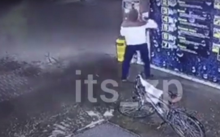 В Мелитополе охранник автомойки со шваброй пытался задержать грабителя (видео)