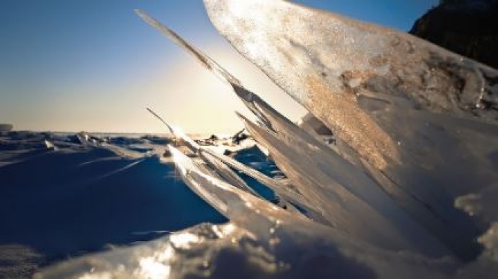 Неописуемая красота: видео тысяч "ледяных игл" на самом глубоком озере в мире