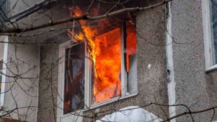 В Запорожье при при пожаре в пятиэтажке спасли 27-летнего парня