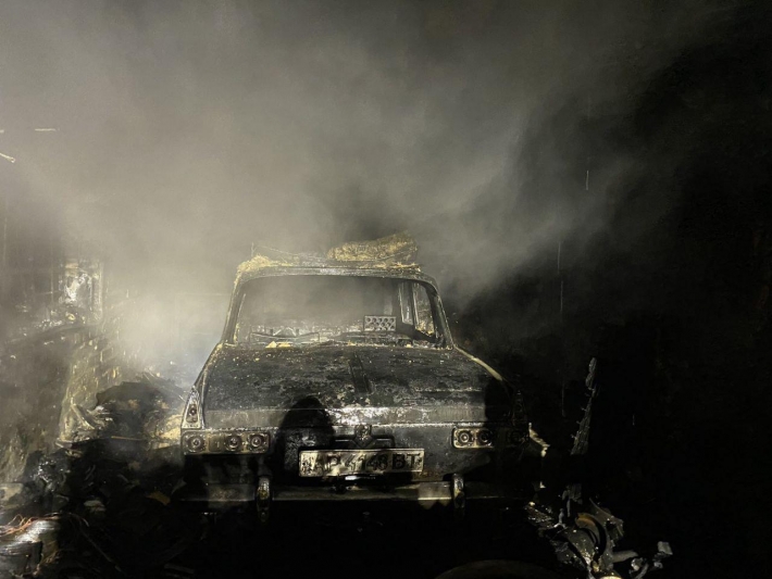 В Запорожье сгорела крыша дома и автомобиль в гараже (фото)