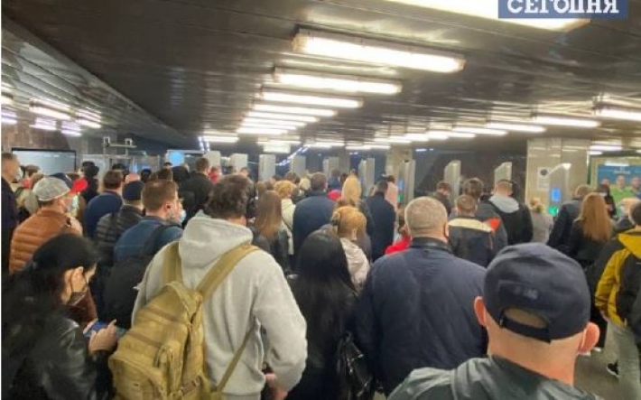 Выходные закончились: в Киеве в метро образовались огромные очереди, фото