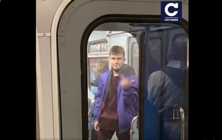 В Киеве еще один пассажир метро закурил в вагоне