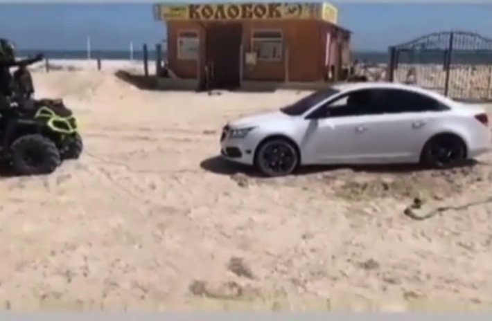 В Кирилловке на песчаной дороге застрял автомобиль (видео)