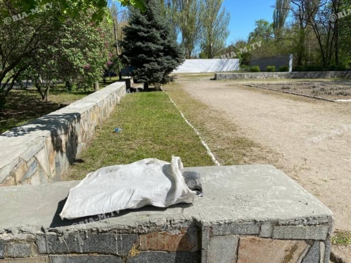 В Мелитополе воры на Братском кладбище забыли мешок с украденным (фото)