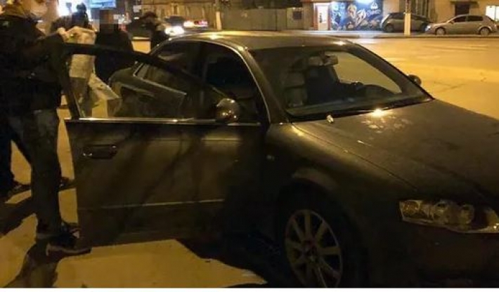 В Киеве злоумышленники отобрали у мужчины 5 миллионов гривен и пытались сжечь свое авто
