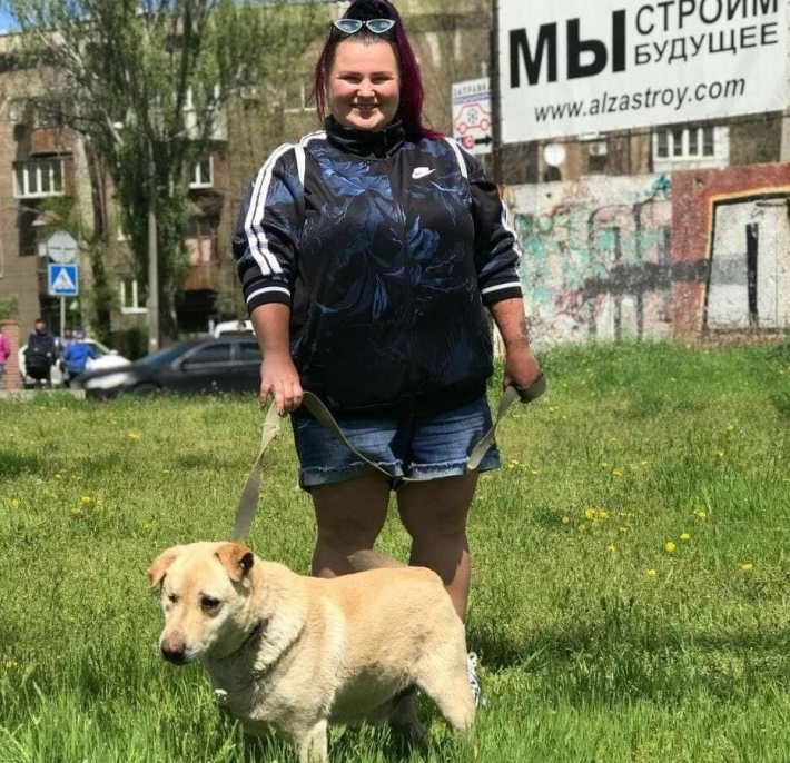 В Запорожье популярная певица гуляла с бездомными собаками из приюта