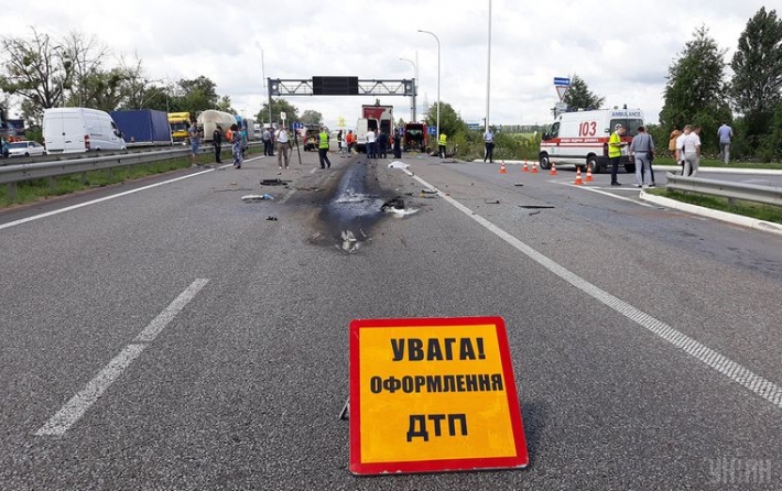 Под Киевом из-за масштабного ДТП образовалась пробка в несколько километров: момент аварии показали на видео
