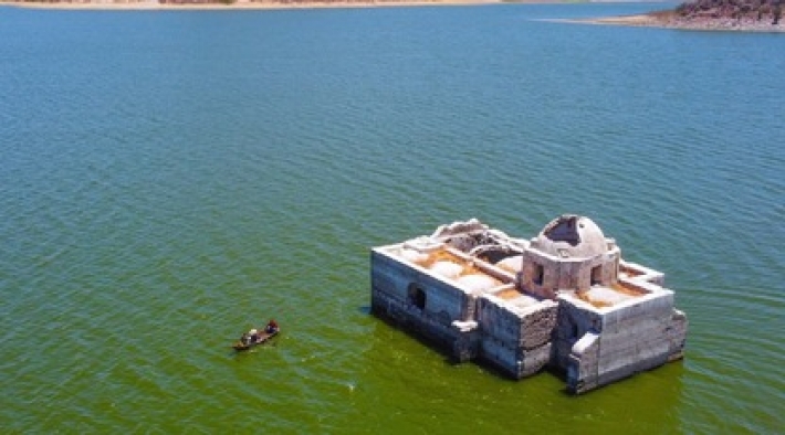 Старая церковь поднялась из озера в Мексике - она была под водой десятки лет