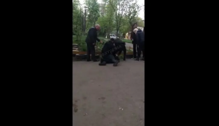 В Одессе на детской площадке пьяные избили ребенка и копа, который за него вступился