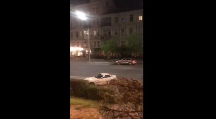 В Киеве полиция устроила ночную погоню за курьером, который ехал на мопеде по тротуару