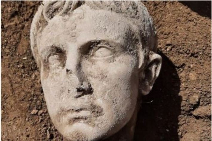 В Италии откопали мраморную голову первого императора Рима возрастом в 2000 лет (фото)