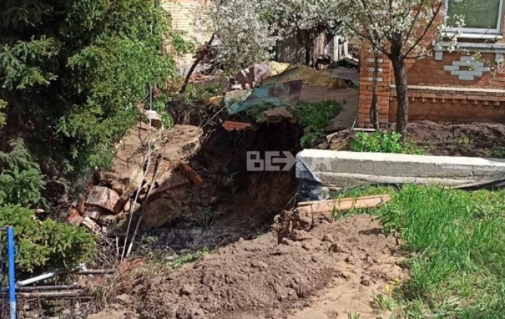 В Харькове прорыв трубы повредил дом и газопровод