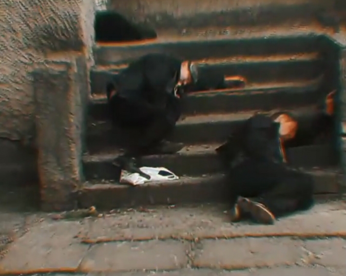 В Мелитополе двое мужчин уснули прямо на лестнице (видео)