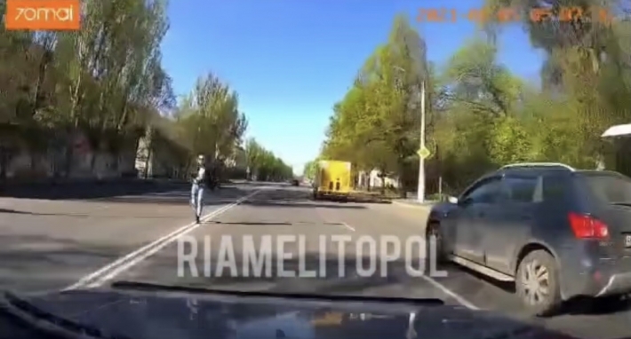В Мелитополе наблюдали "экстремального" пешехода (видео)