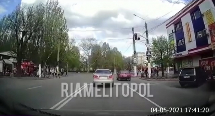 В Мелитополе водитель ВАЗа едва не сбил пешеходов на зебре (видео)