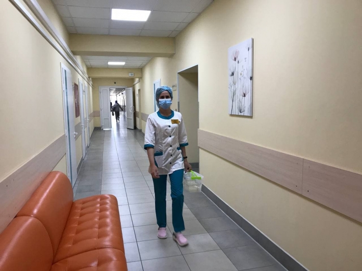 В Мелитополе врачи прямо в коридоре спасали пациента, у которого остановилось сердце (видео)