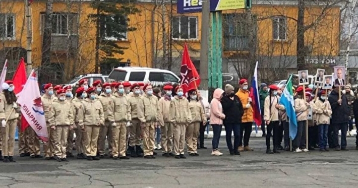 Показывали эпоху: в России школьники в военном вышли на шествие с портретами Путина