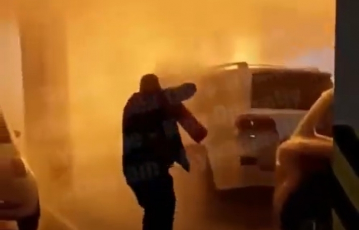 Похоже на поджог: на паркинге торгового центра в Киеве загорелся автомобиль, видео