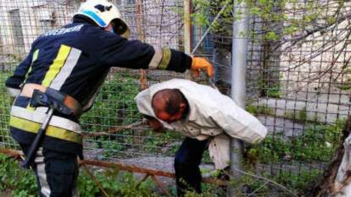Не проскользнул: под Днепром спасали мужчину, застрявшего в заборе (фото)