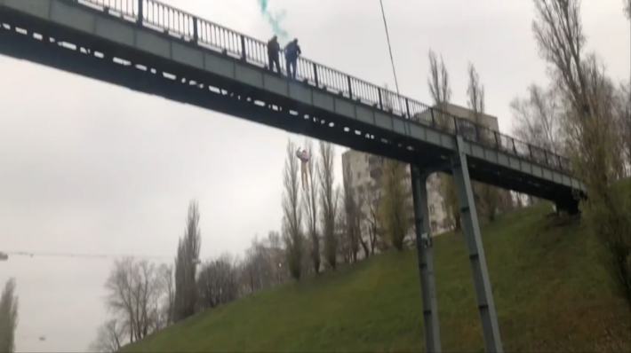 В Запорожской области напали на мужчину и пытались сбросить с моста