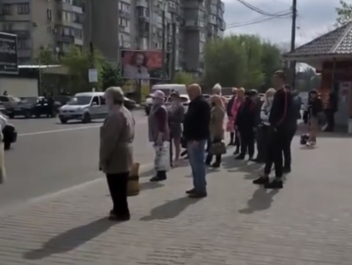 В Мелитополе на остановках толпы людей (видео)