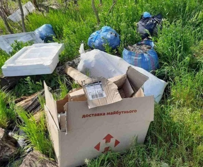 Жительница Мелитополя выбросила гору мусора посреди дороги (фото)
