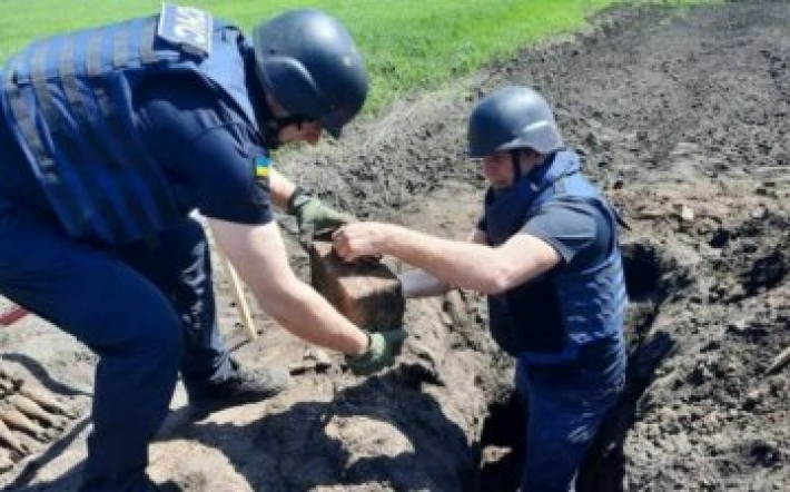 Харьковчанин на собственном огороде нашел 163 снаряда, кадры: слетелись спасатели