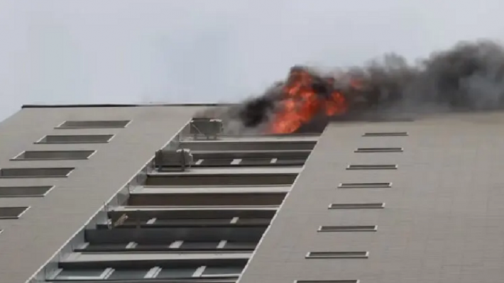 В Подольском районе Киева загорелась квартира в небоскребе. Окно с балкона упало на припаркованные авто