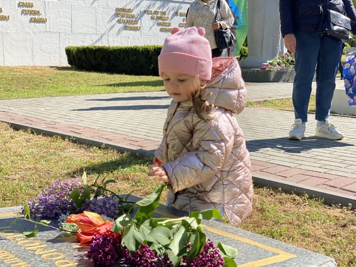 Сотни жителей Мелитополя пришли на Братское кладбище (фоторепортаж)