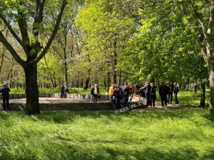 В Мелитополе в парке собирается народ (фото, видео)