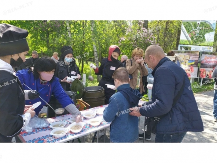 В центральном парке мелитопольцев угощали солдатской кашей (фото, видео)