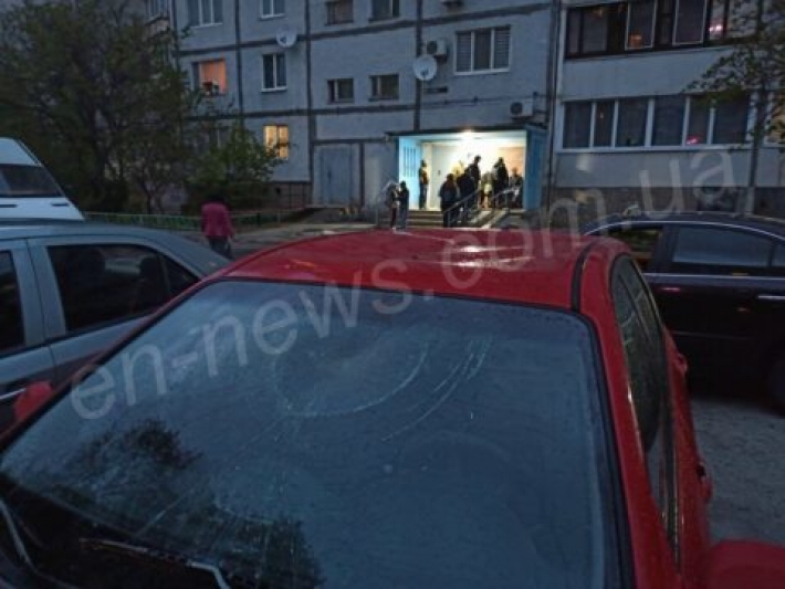 В Запорожской области неадекват бегал по крышам автомобилей (фото)