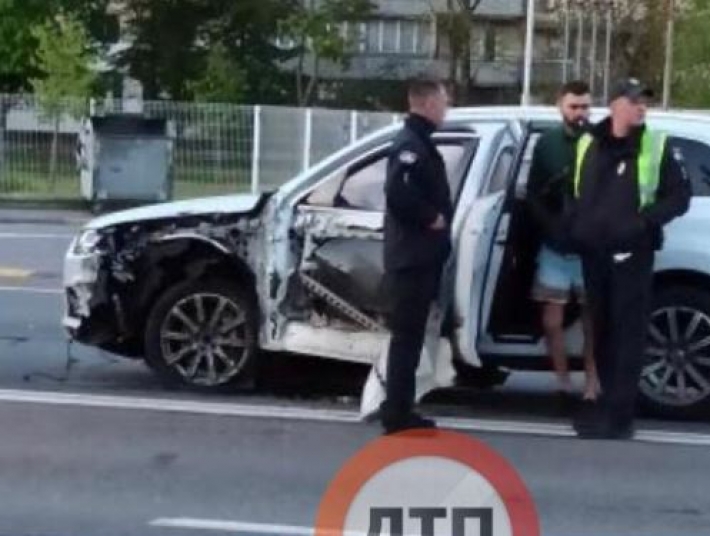 В Киеве пьяный водитель устроил опасное ДТП с фурой и пытался подкупить 