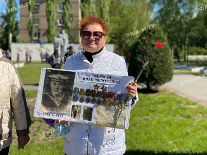 В Мелитополе жители города принесли с собой на мемориалы портреты ветеранов (видео, фото)