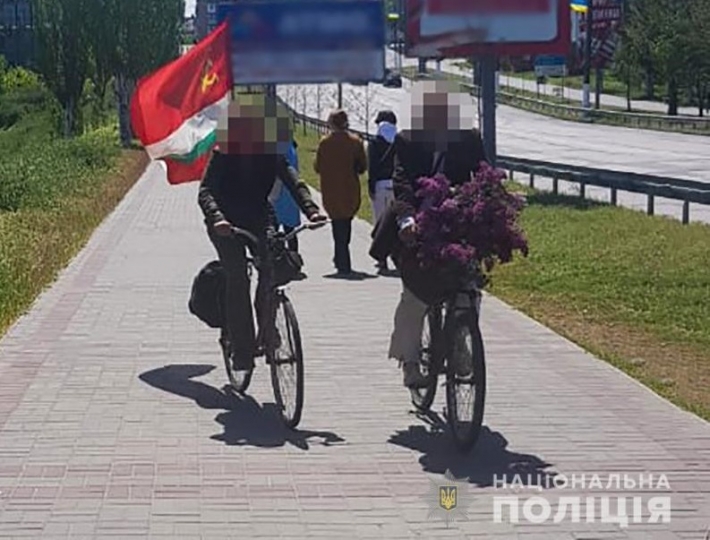 В Мелитополе на молодую девушку открыли уголовное дело из-за красного флага (фото)