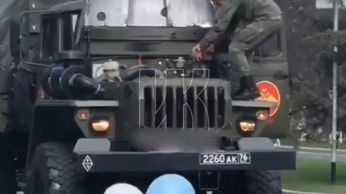 В России во время парада загорелось военное авто - пламя тушили тряпкой: видео