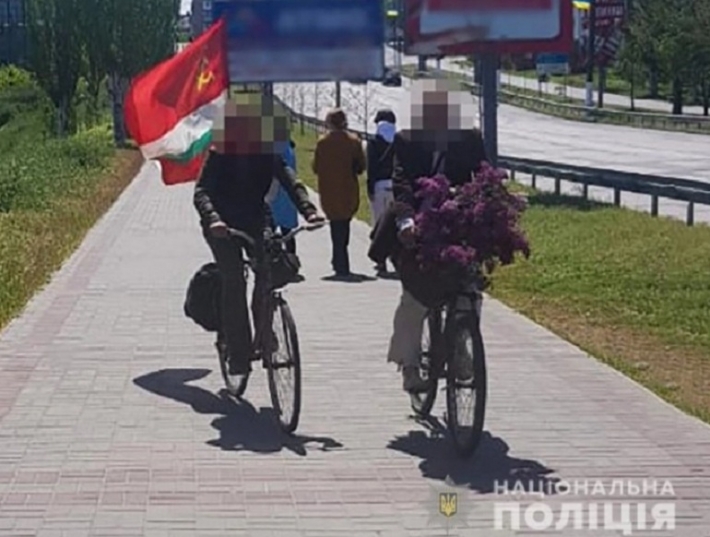 Велосипедисты в Мелитополе обвешались запрещенной символикой - подробности (фото)