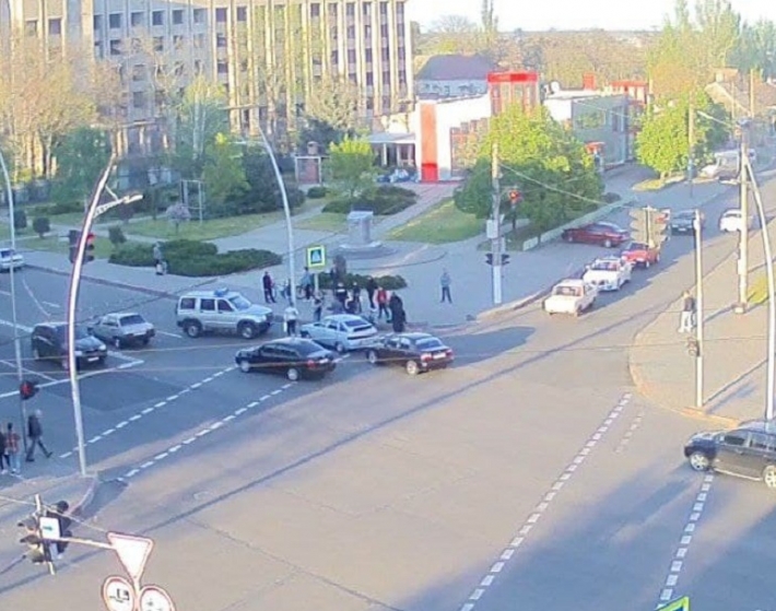 В Мелитополе ДТП с мотоциклистом - с места аварии его увезли на скорой (видео)