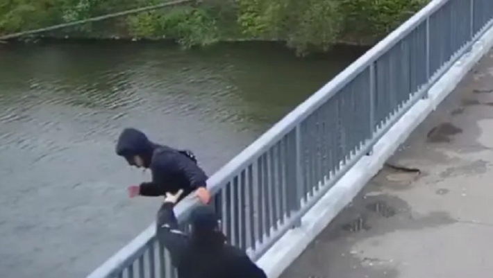 "Уже перекрестился". В Житомире полицейские силой спасли мужчину за секунду до прыжка с моста