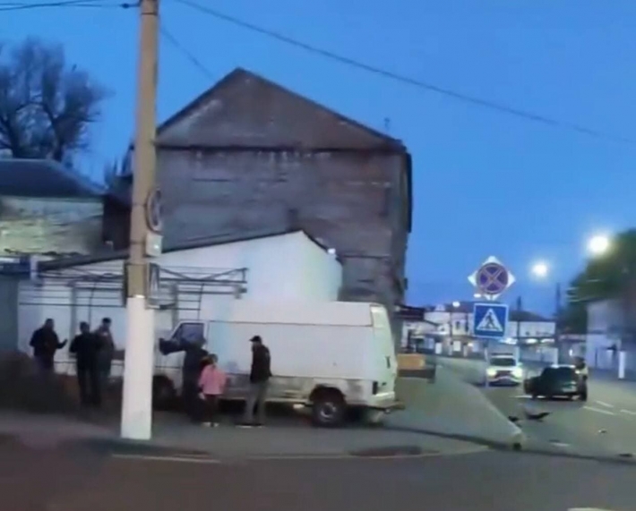 В Мелитополе микроавтобус вылетел на тротуар после столкновения с легковушкой (видео)